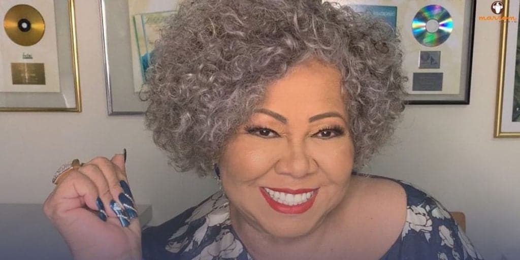 Alcione presencia racismo, não deixa barato e parte pra cima: "Que vingança boa"