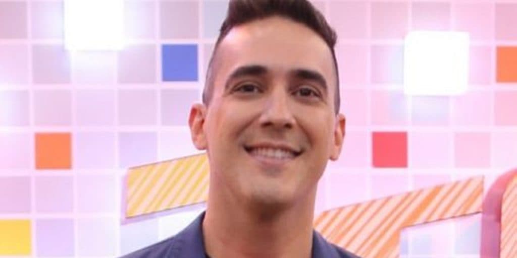 André Marques sofre acidente doméstico e corta o dedo