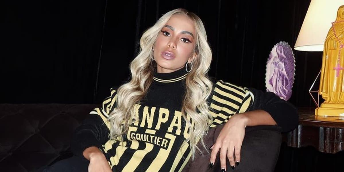 Anitta ganha presente de admirador secreto com bilhete: "morrendo de saudades". (Foto: Reprodução/Instagram) Anitta ganha presente de admirador secreto com bilhete: "morrendo de saudades". (Foto: Reprodução/Instagram)