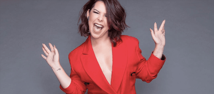 Fernanda Souza surge cantando e Thiaguinho dá recado