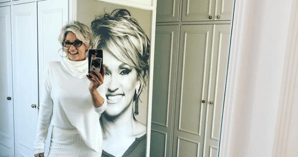 Andréa Nóbrega em seu quarto (Foto: Reprodução / Instagram)