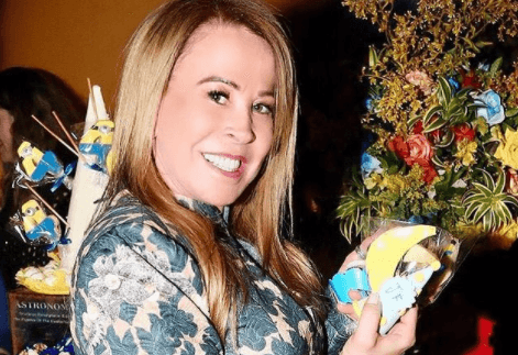 Zilu Camargo, aos 64, surge com saia transparente e impressiona