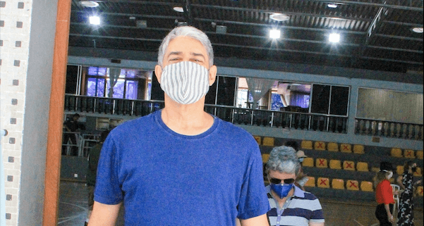 William Bonner vai votar e esbanja simpatia