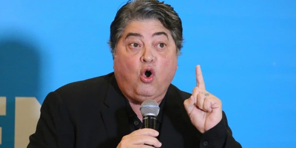 Datena interrompe programa na Band, liga para esposa ao vivo e é surpreendido com flagra: "Traição"