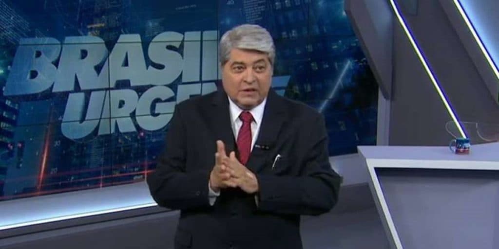 Datena se suja ao vivo e é obrigado a se trocar