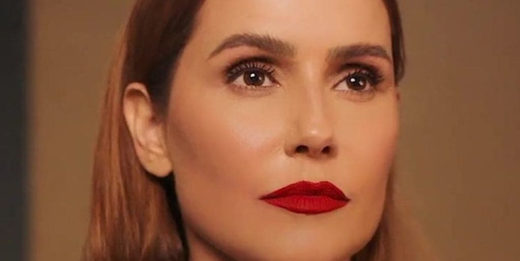 Deborah Secco é flagrada ajoelhada em reunião