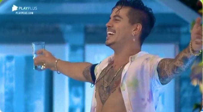 A Fazenda 12: Biel tira roupa de Lipe e pega no p***** do rapaz: "Quer mamar"