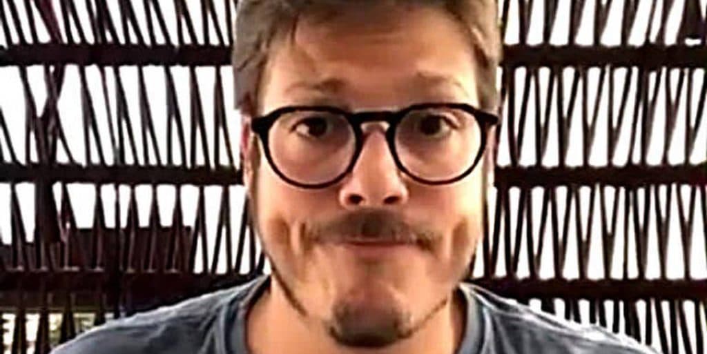 Fábio Porchat surge sem roupa em vídeo gravado em sacada de hotel e dá o que falar: "Coragem"