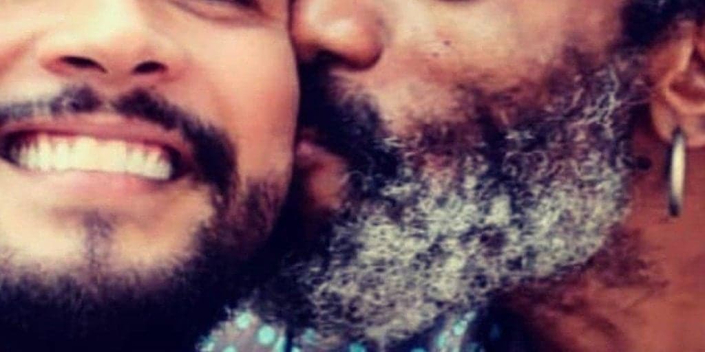 Ator da Globo sai do armário, assume namoro com arquiteto e aparece em foto aos beijos