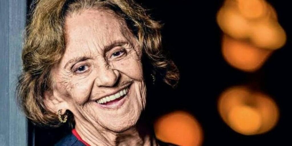 Laura Cardoso não segura a emoção e chora ao ganhar homenagem de globais: "Maior atriz que eu já conheci"
