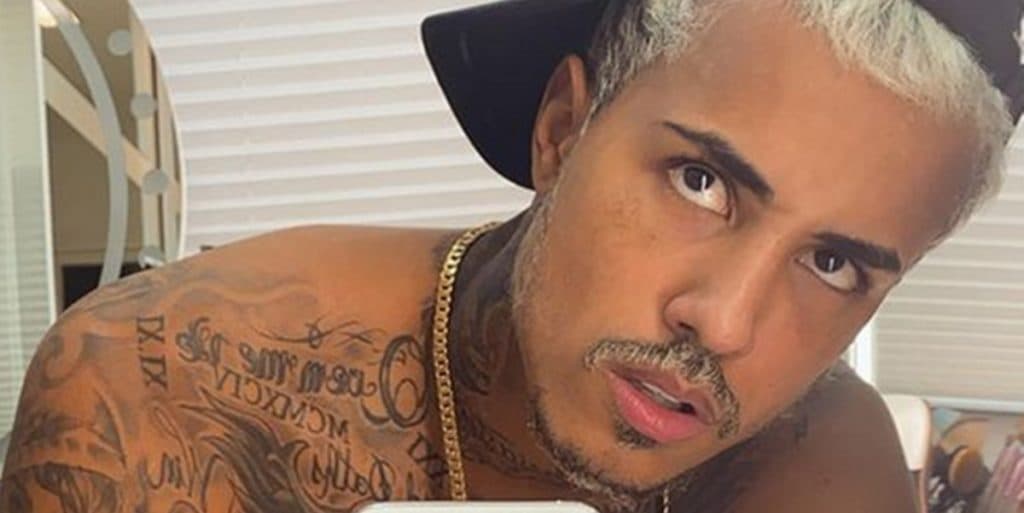MC Livinho tem surto e divulga foto seminu mostrando tudo com pelos: "Parece que chupou"