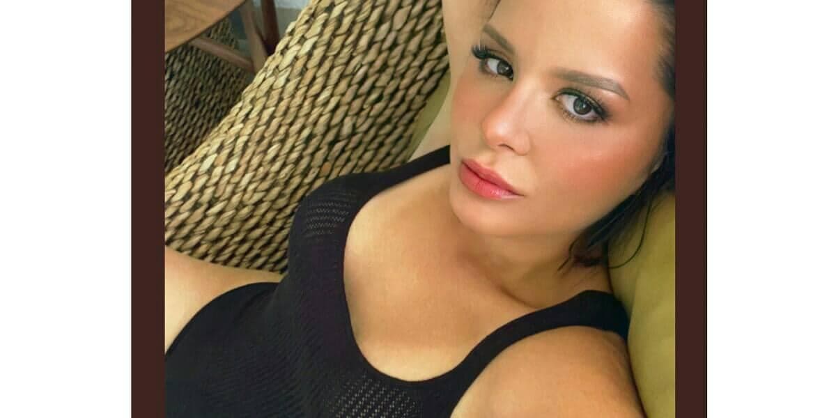 Cantora Maraisa surge com maiô ultra cavado, exibe marquinha de biquíni e rouba a cena (Foto: Reprodução/Twitter)