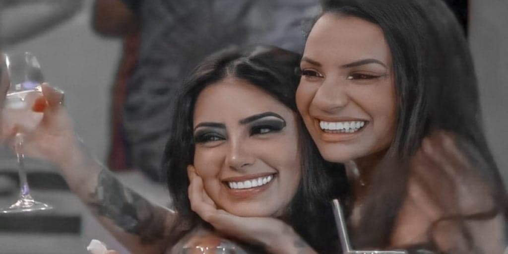 A Fazenda 12: Eliminada, Mirella fala sobre proximidade com Stéfani e dispara: "Podia rolar uns beijo"