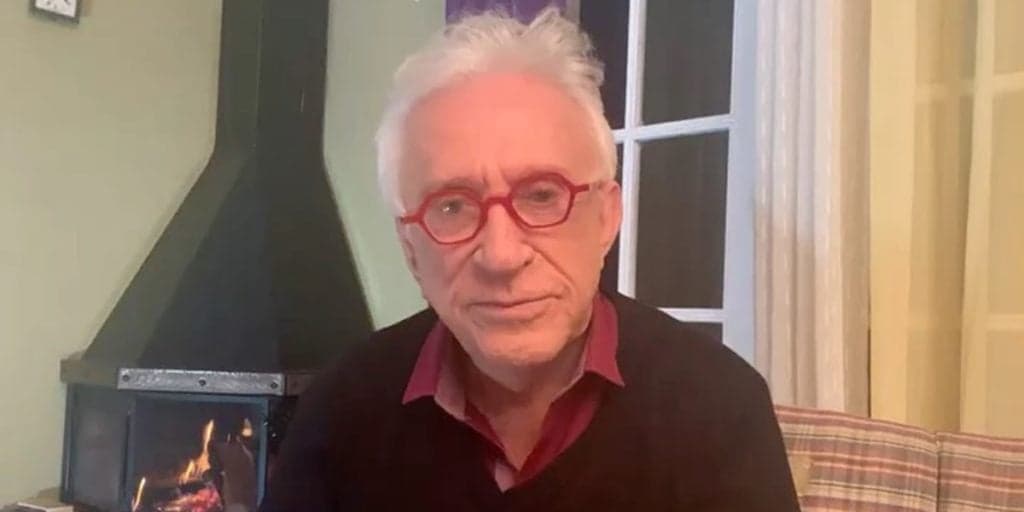 Moacyr Franco vê demissão no SBT, estilhaça mágoa com Carlos Alberto e explode: "Enfiaram uma faca no meu pescoço"