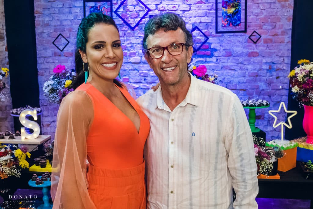 Neto expõe foto da esposa e ela questiona: "Me expondo aqui pelada?"