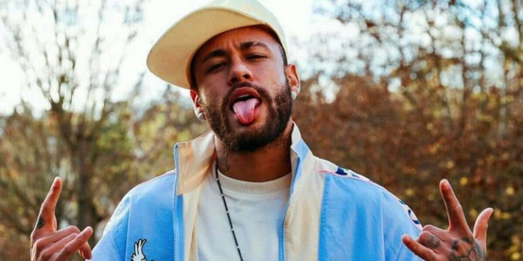 Neymar não esconde romance, manda recado público e se declara: "Mozão"