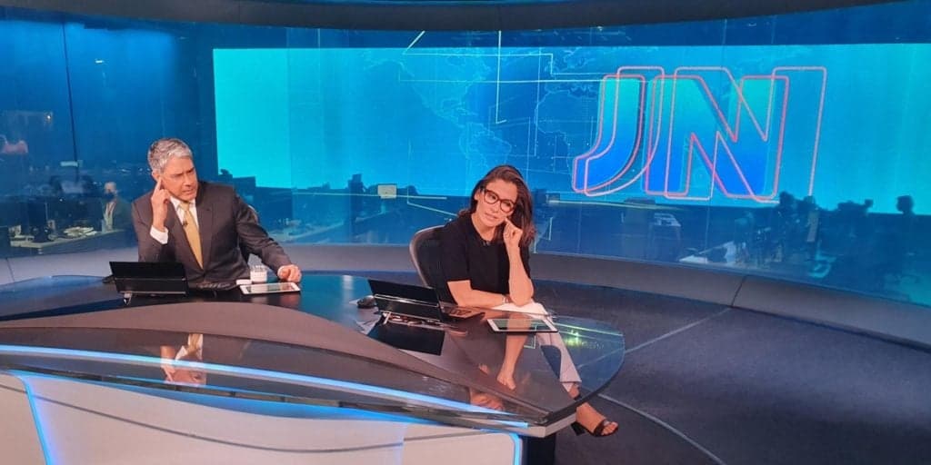 Renata Vasconcellos, após Bonner perder a linha ao vivo, provoca e faz “meme” do apresentador: “Alô, técnica!”