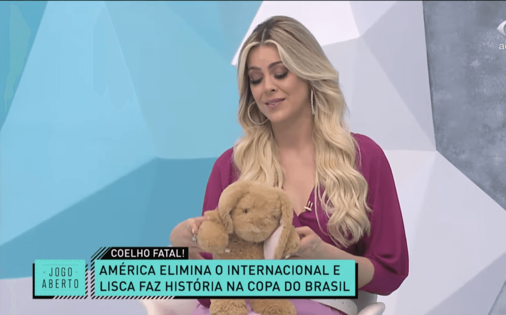 Renata Fan com coelho no Jogo Aberto (Foto: Reprodução) 