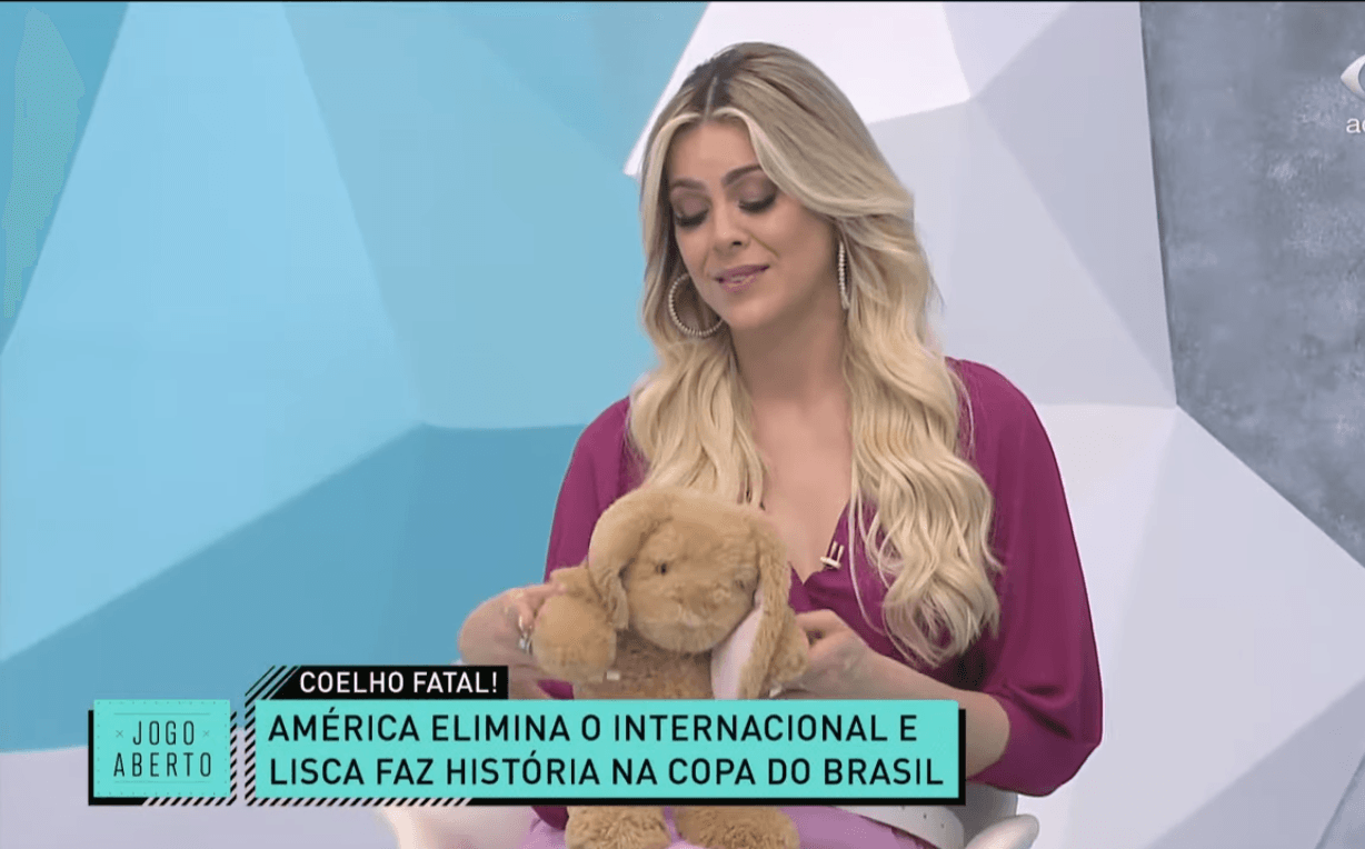 Renata Fan com coelho no Jogo Aberto (Foto: Reprodução)