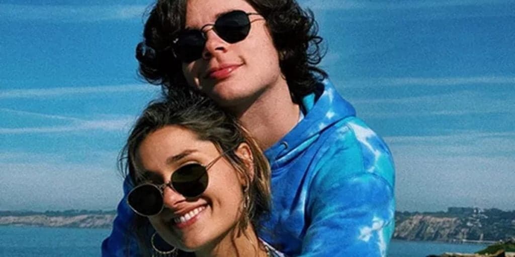 Namorado de Sasha surge boiando no rio para novo clipe e assusta