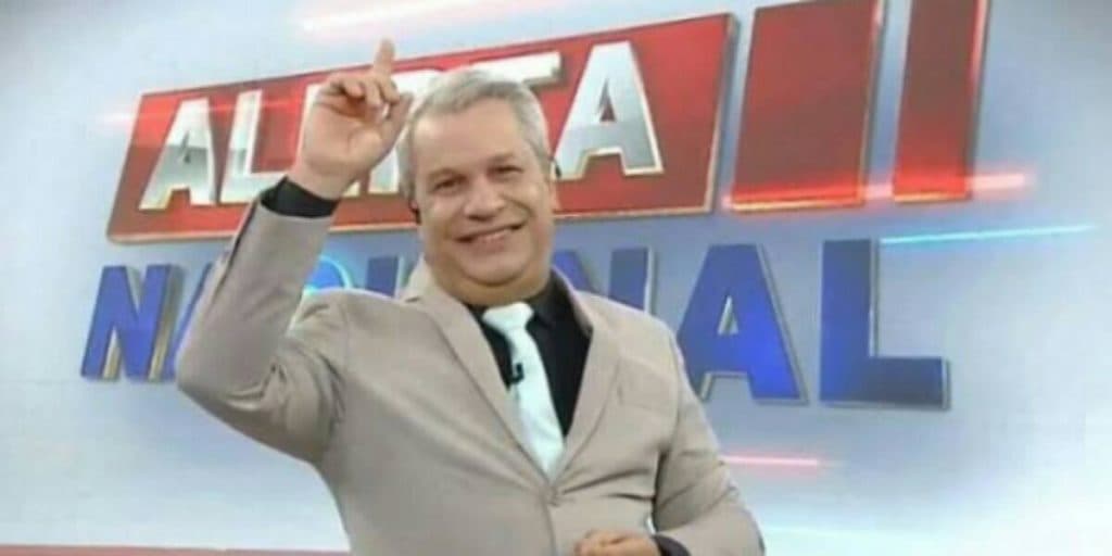 Sikêra Jr fica de joelhos e reza contra Xuxa após vitória na justiça: "Dó da sua alma"