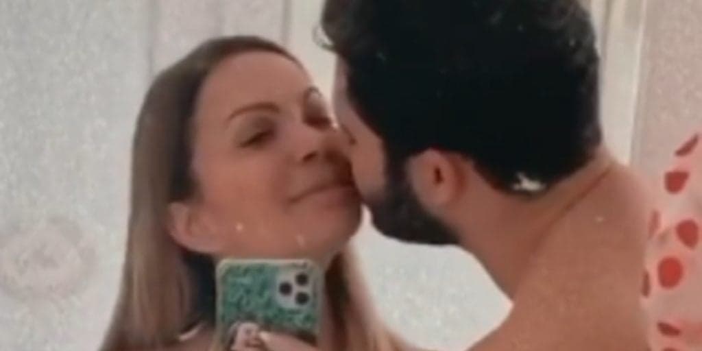 Solange Almeida ousa e aparece sensualizando de biquíni cavado em vídeo
