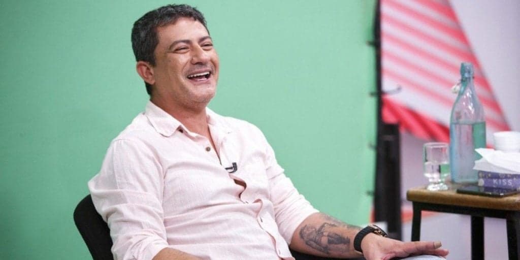 Filho de Tom Veiga, em meio ao desespero, vê revelação sobre pai ser exposta e vem às pressas ao Brasil