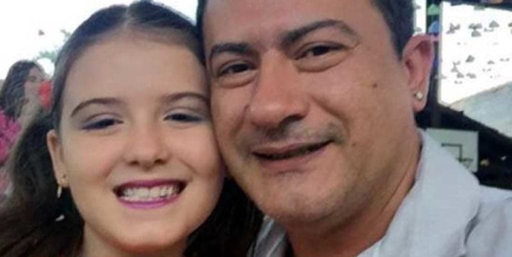 Filha mais nova de Tom Veiga, o Louro José, lastima a morte do pai e diz: "você dominou o mundo"