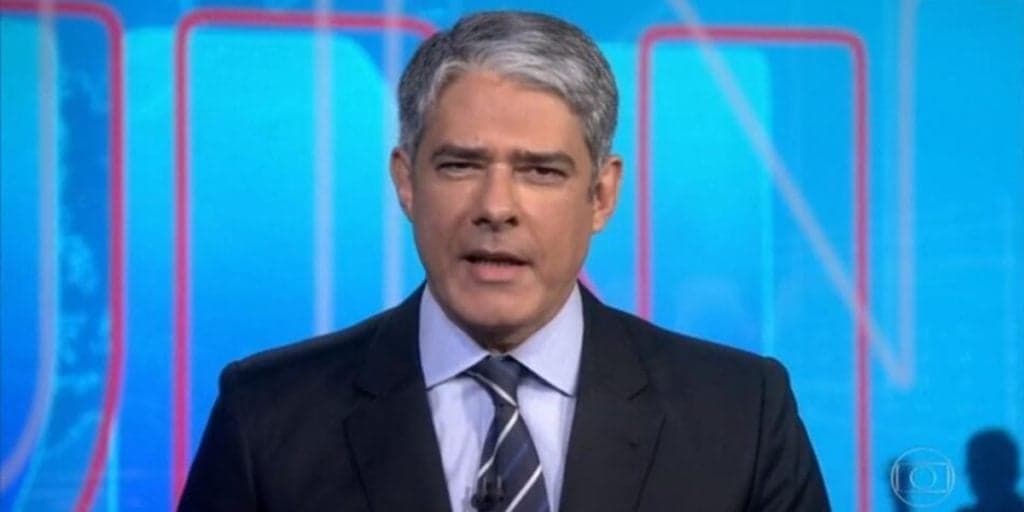 William Bonner é pego abraçando a si próprio em bastidores do JN