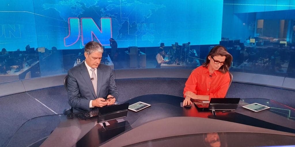 William Bonner dá notícia de última hora no JN