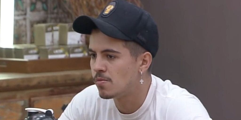 A Fazenda 12: Biel se enfurece após conversa com a produção, quebra objetos e público decreta expulsão