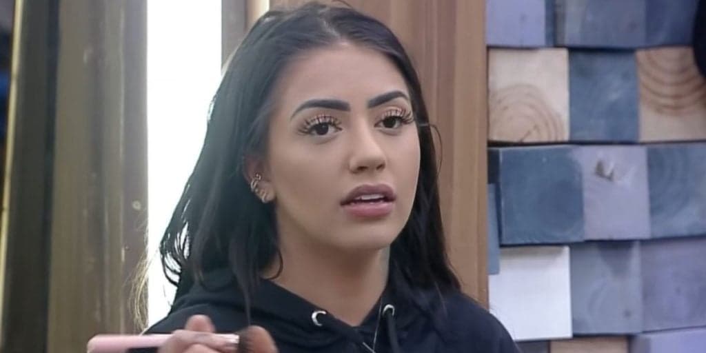 A Fazenda 12: MC Mirella tem recaída amorosa, dorme com foto do ex e se declara: "Amor demais"