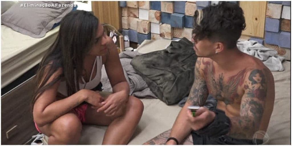 Tays se humilha para Biel em A Fazenda 12 e é detonada: "Cagando na cabeça dela"