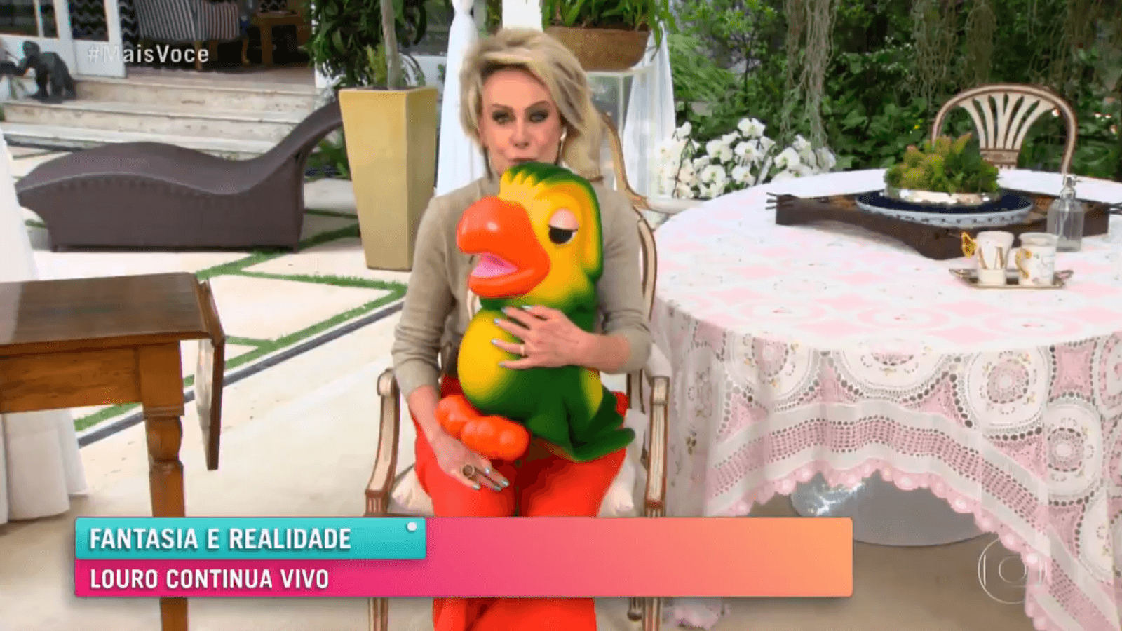 Ana Maria Braga segurando o boneco do Louro José ao vivo na Globo (Foto reprodução)