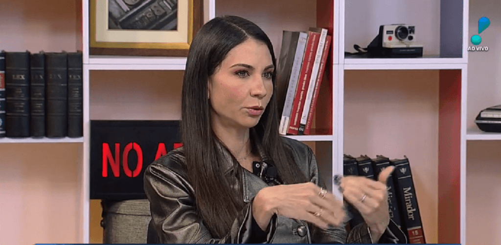 Amanda Klein perde o controle ao vivo e bate boca em programa com Ernesto Lacombe: "Irônico"