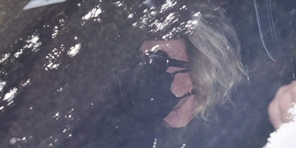 Ana Maria Braga vai a cemitério e dá o último adeus a Tom Veiga, o Louro José