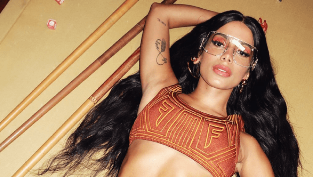 Anitta introduz algo inusitado na v*gina e no ân*s e expõe tudo: "Pode passar atrás"