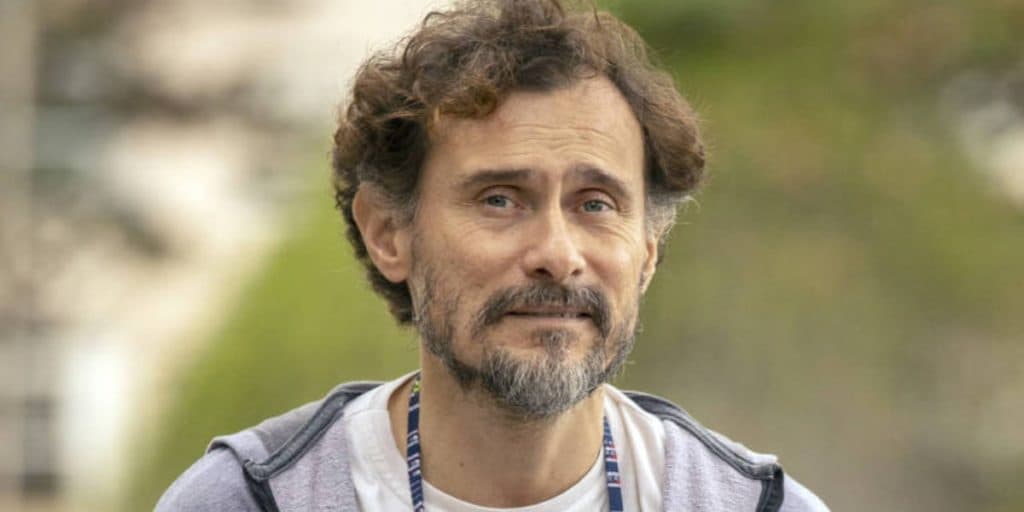 Enrique Diaz, de Amor de Mãe, surge pelado em filme gay e detalhe íntimo rouba à cena: "Broxante"