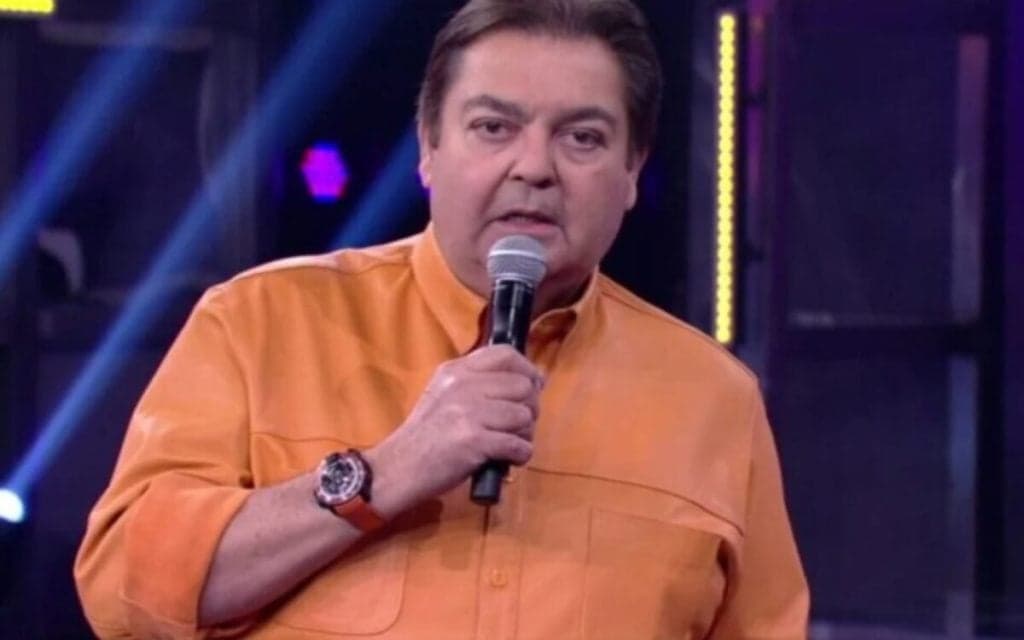 Faustão quebra protocolo na Globo e dá recado à mãe