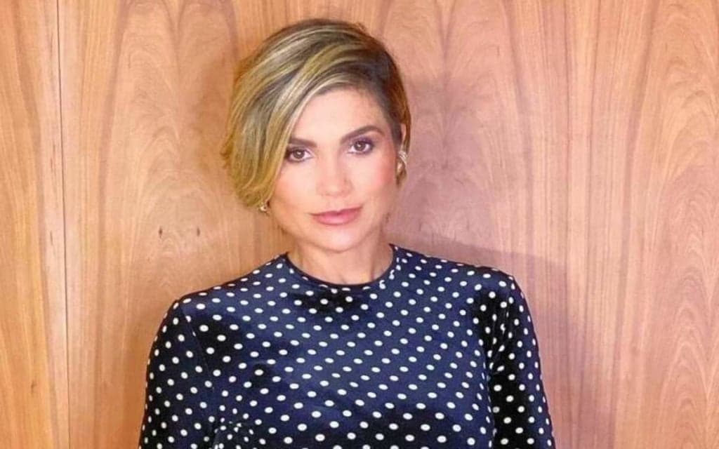 Flávia Alessandra exagera no decote, deixa parte íntima aparecer e marmanjos caem matando: "Gostosa"