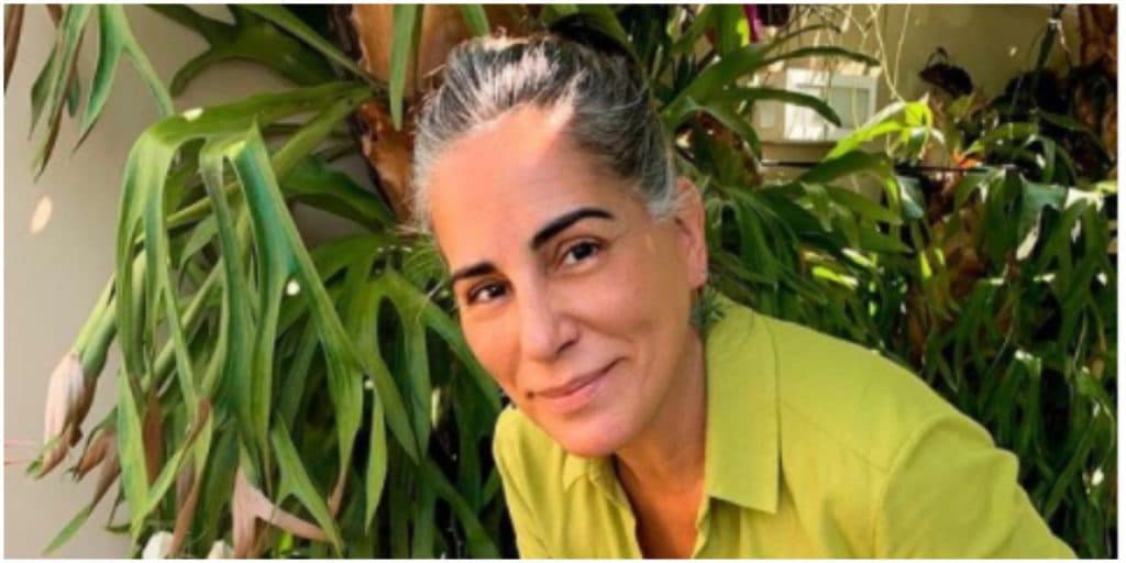 Glória Pires assume que sofreu para assumir cabelos brancos