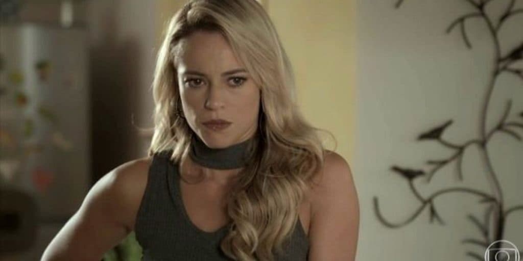 A Força do Querer: Jeiza surta ao ter casa invadida, expulsa malandro e solta os cachorros em cima de Cândida