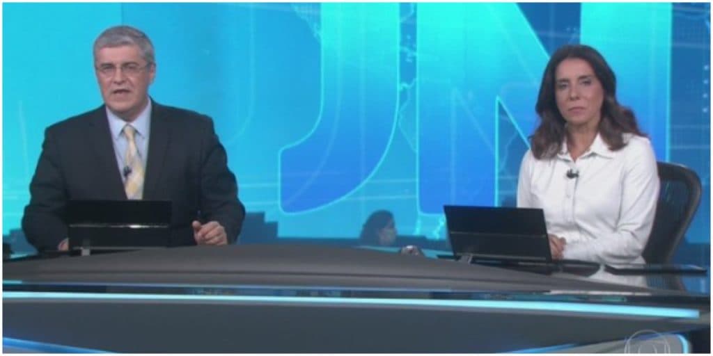 Jornal Nacional flagra mulher mostrando os seios ao vivo para câmera e cena é exibida para milhões