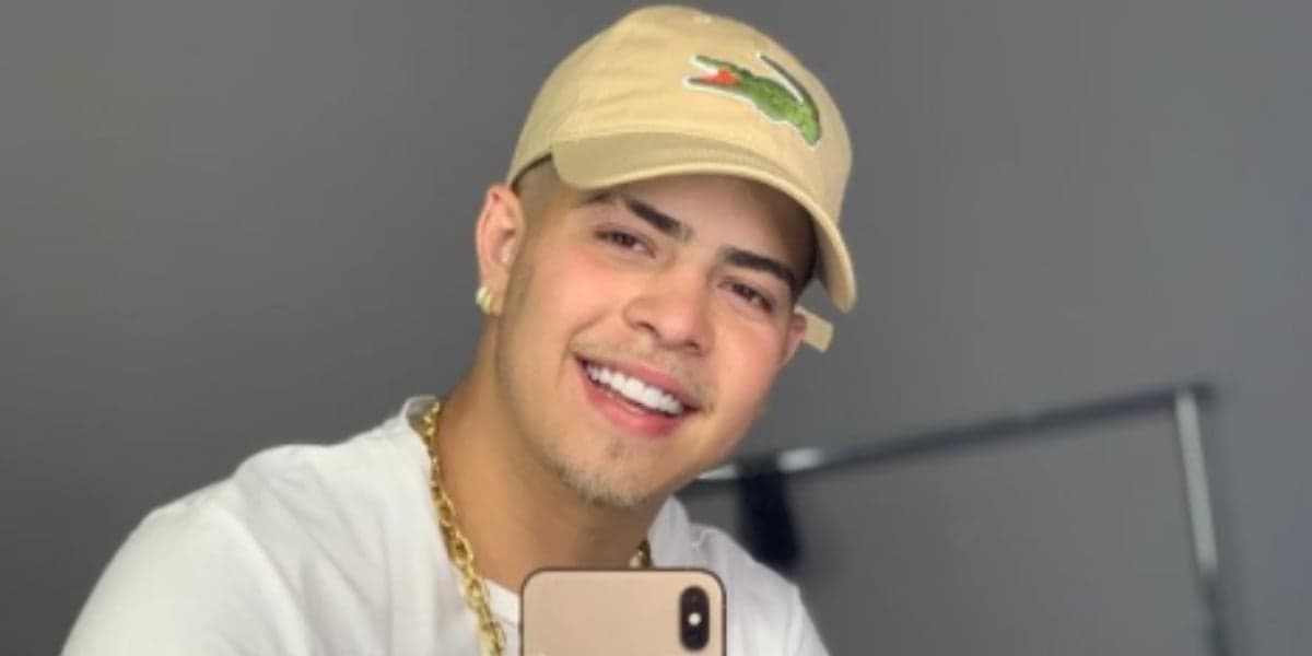 Jottapê arranca a roupa em vídeo (Foto: Reprodução)