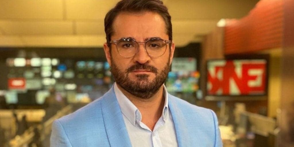 Âncora da Globo é colocado na parede, sofre ameaça de morte e foto cruel é divulgada: "Vai morrer"