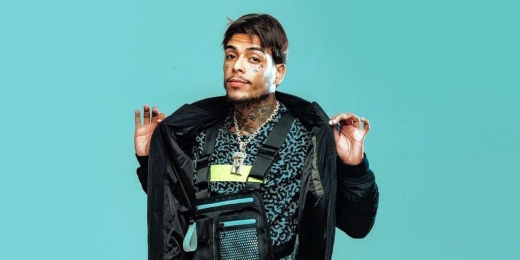 MC Kevin xinga namorada e é criticado