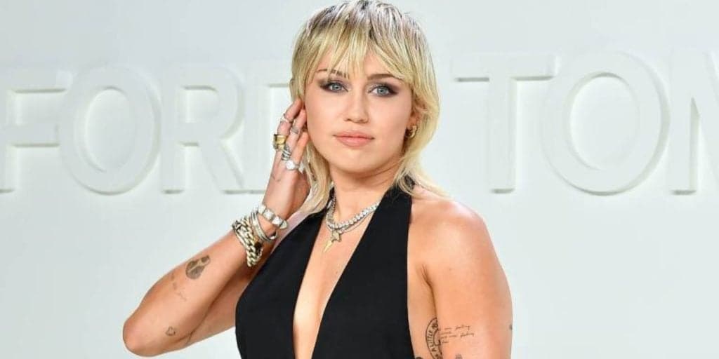 Miley Cyrus brinca com a morte e surge totalmente nua dentro de caixão: "morrendo"