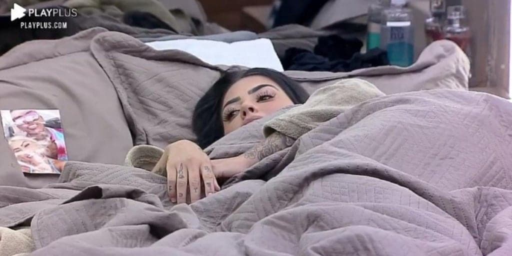 A Fazenda 12: Mirella dorme com foto do ex, Dynho Alves e vira piada entre peões: "Não aguento"