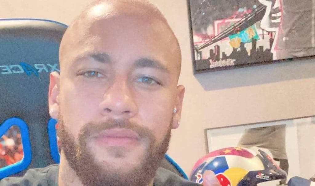 Neymar, após ser cortado de jogos do Brasil, esquece lesão, cai na farra com os amigos e imagem vaza