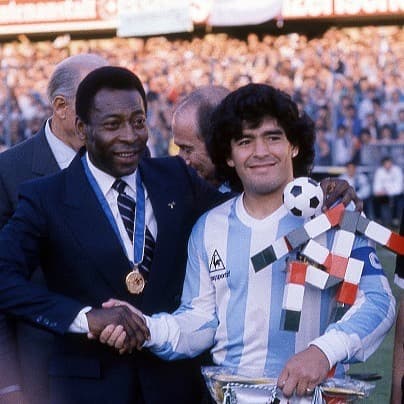 Pelé deixa rivalidade de lado, chora por morte de Maradona e desmorona: "Vamos jogar juntos no céu"